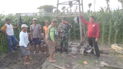 Wujud Nyata Sinergitas Koramil 0810/15 Rejoso dengan BPP Kawal Pengeboran Sumur Irpom Bantuan Dinas Pertanian