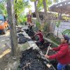 Cegah Banjir, Babinsa Koramil 0810/01 Nganjuk Maksimalkan Pengerukan Saluran Drainase