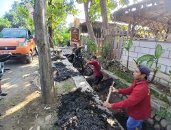 Cegah Banjir, Babinsa Koramil 0810/01 Nganjuk Maksimalkan Pengerukan Saluran Drainase