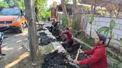 Cegah Banjir, Babinsa Koramil 0810/01 Nganjuk Maksimalkan Pengerukan Saluran Drainase