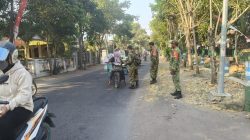 HARI JUMAT BERKAH, KORAMIL 0810/13 LENGKONG BERBAGI KEPADA WARGA SEKITAR