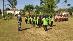 Babinsa Berperan Serta Melatih PBB untuk Persiapan Lomba Gerak Jalan Tingkat Sekolah Dasar