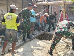 GOTONG ROYONG TNI DAN WARGA, BERSAMA GALI SUMUR UNTUK DUKUNG KETERSEDIAAN AIR BERSIH