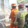BABINSA BERSAMA WARGA DAN DAMKAR GERAK CEPAT PADAMKAN KEBAKARAN DAPUR DAN JERAMI DI KELURAHAN KAPAS