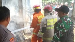 BABINSA BERSAMA WARGA DAN DAMKAR GERAK CEPAT PADAMKAN KEBAKARAN DAPUR DAN JERAMI DI KELURAHAN KAPAS