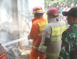 BABINSA BERSAMA WARGA DAN DAMKAR GERAK CEPAT PADAMKAN KEBAKARAN DAPUR DAN JERAMI DI KELURAHAN KAPAS