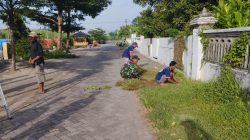 Babinsa Koramil   Baron Laksanakan Karya Bakti Bersama Warga