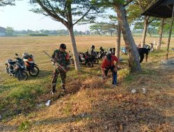 Babinsa Koramil 0810/02 Bagor Bersama Warga Bersihkan Lingkungan Lapangan Desa Kendalrejo