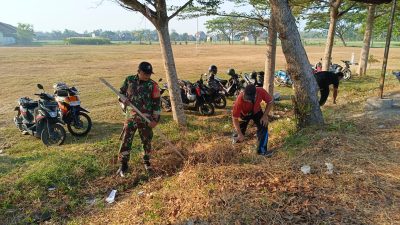 Babinsa Koramil 0810/02 Bagor Bersama Warga Bersihkan Lingkungan Lapangan Desa Kendalrejo