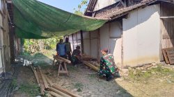 TNI BERSAMA WARGA GOTONG ROYONG BANGUN RTLH DI DESA JATIKALEN