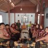 Hargai Dan Hormati Pejuang, Babinsa mendampingi Siswa SMA Berbek Sawahan menggali jasa pejuang Veteran RI