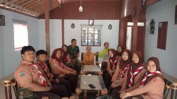 Hargai Dan Hormati Pejuang, Babinsa mendampingi Siswa SMA Berbek Sawahan menggali jasa pejuang Veteran RI