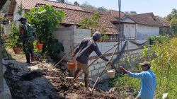 Babinsa Koramil 0810/20 Ngluyu Bersama Warga Laksanakan Kerja Bakti Pembangunan TPT