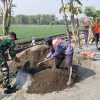 BABINSA BANTU WARGA BANGUN SALURAN IRIGASI SAWAH DI DUSUN KAJANG