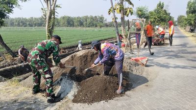BABINSA BANTU WARGA BANGUN SALURAN IRIGASI SAWAH DI DUSUN KAJANG