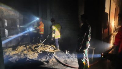 KONSLETING LISTRIK PICU KEBAKARAN GUDANG PENGGILINGAN PADI DI PRAMBON, DAMKAR BERHASIL JINAKKAN API