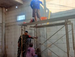 Babinsa Sumengko Bantu Warga Plester Rumah Wujudkan Kepedulian TNI kepada Masyarakat