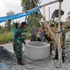 Babinsa Desa Tempuran Bantu Warga Pembuatan Sumur Gali, Wujud Kepedulian TNI kepada Masyarakat