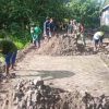 BABINSA BERSAMA WARGA MASYARAKAT MELAKSANAKAN KARYA BAKTI PENGURUKAN TANAH KANAN KIRI JALAN DI DESA BALONGREJO