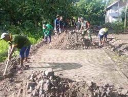 BABINSA BERSAMA WARGA MASYARAKAT MELAKSANAKAN KARYA BAKTI PENGURUKAN TANAH KANAN KIRI JALAN DI DESA BALONGREJO