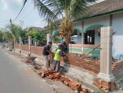 Babinsa Koramil 0810/15 Rejoso Bersama Warga Gotong Royong Bangun Pagar Mushola Al-Ikhlas