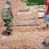 Babinsa Koramil 0810/03 Loceret Ikut Kerja Bakti Bangun Makam di Desa Binaan