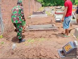 Babinsa Koramil 0810/03 Loceret Ikut Kerja Bakti Bangun Makam di Desa Binaan