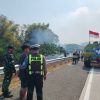 KOBARAN API MELALAP PICKUP DI TOL NGANJUK KM 648, BABINSA BERSAMA PETUGAS SIGAP LAKUKAN PENANGANAN