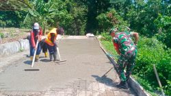 Gotong Royong Tak Sekadar Slogan, Babinsa dan Warga Bendoasri Kompak Cor Jalan