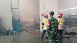 TNI Sigap Hadapi Kebakaran Besar Gudang SBE Lengkong, Tak Ada Korban Jiwa
