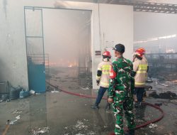 TNI Sigap Hadapi Kebakaran Besar Gudang SBE Lengkong, Tak Ada Korban Jiwa