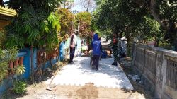 Jalan Kampung Dibangun, Semangat Gotong Royong Menguat! Babinsa Sonobekel Kawal Pemasangan Paving Block Demi Kenyamanan Warga