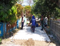 Jalan Kampung Dibangun, Semangat Gotong Royong Menguat! Babinsa Sonobekel Kawal Pemasangan Paving Block Demi Kenyamanan Warga
