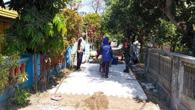 Jalan Kampung Dibangun, Semangat Gotong Royong Menguat! Babinsa Sonobekel Kawal Pemasangan Paving Block Demi Kenyamanan Warga