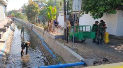 Sambut HUT TNI ke-81, Koramil 0810/15 Rejoso Gelar Karya Bakti Bersihkan Sungai dan Pasar