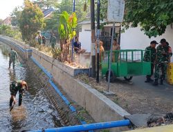 Sambut HUT TNI ke-81, Koramil 0810/15 Rejoso Gelar Karya Bakti Bersihkan Sungai dan Pasar