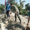 Bangun Akses Warga, Babinsa Loceret Turun Langsung Gotong Royong Membangun Jembatan