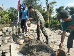 Bangun Akses Warga, Babinsa Loceret Turun Langsung Gotong Royong Membangun Jembatan