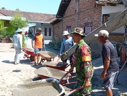 # *Ringankan Beban Warga, Babinsa Koramil 0810/02 Bagor Gelar Karya Bakti Perbaikan Jalan di Bagor Kulon*
