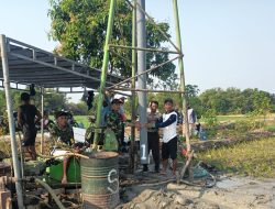 Babinsa Koramil 0810/15 Rejoso Bantu Pemasangan Pipa Paralon dalam Pembuatan Sumur Irpom di Wilayah Binaan