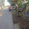 Jaga Lingkungan, Perkuat Kebersamaan! Koramil 0810/06 Kertosono Bersama Warga Bersihkan Jalan dan Selokan