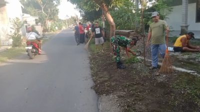 Jaga Lingkungan, Perkuat Kebersamaan! Koramil 0810/06 Kertosono Bersama Warga Bersihkan Jalan dan Selokan