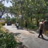 Gerakkan Gotong Royong, Babinsa Ngetos Bersama Pemdes Bersihkan Ruas Jalan Desa Kepel