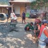 Wujud Kepedulian terhadap Warga, Babinsa Koramil 0810/15 Rejoso Gotong Royong Bangun Rumah Warga Binaan