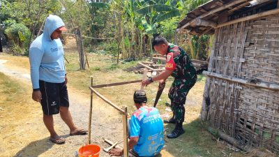 Sertu Yatmono Bantu Warga Pengerjaan Boplang, Wujud Kepedulian Babinsa di Tengah Masyarakat