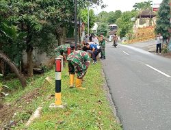 CEGAH BAHAYA MENGINTAI DI BALIK RERUMPUTAN, BABINSA DAN WARGA SAWAHAN BERSIHKAN JALAN DEMI KESELAMATAN PENGGUNA JALAN