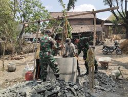 ATASI KRISIS AIR DI MUSIM KEMARAU, TNI BANGUN SUMUR UNTUK WARGA NGLUYU