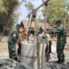 MENEMBUS TANAH DEMI SETETES KEHIDUPAN, TNI DAN WARGA TAK GENTAR GALI SUMUR HINGGA 12 METER DI TEMPURAN