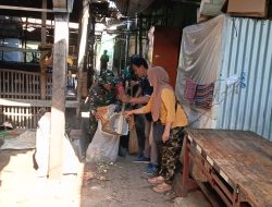 Bukan Sekadar Bersih-Bersih! Jelang HUT ke-81 TNI, Koramil Rejoso Turun Tangan Bersihkan Pasar