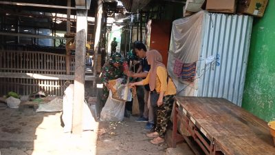 Bukan Sekadar Bersih-Bersih! Jelang HUT ke-81 TNI, Koramil Rejoso Turun Tangan Bersihkan Pasar
